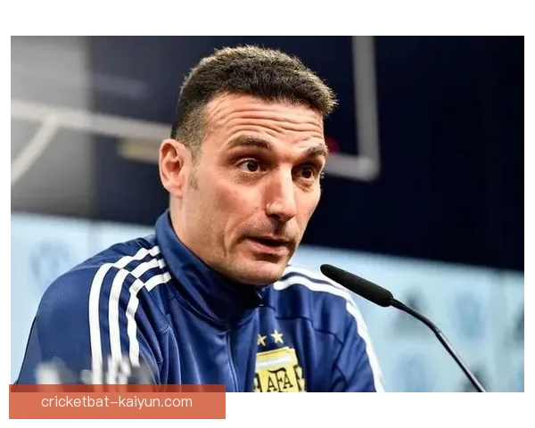 斯卡洛尼在关键比赛中的表现逐步提升，展现出强大的战术指导能力